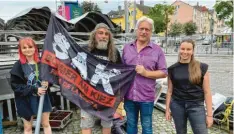  ?? Foto: Fridtjof Atterdal ?? Chrissy, Bob, Flonny und Simone (von links) sind die Macher von „Sommer am Kiez“am Helmut-haller-platz am Oberhauser Bahnhof.