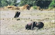  ?? KEVIN CARTER / © KEVIN CARTER/SYGMA/CORBIS ?? Sudan, 1993. Un voltor sembla esperar la mort d’una nena famèlica