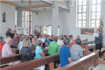  ?? FOTOS: ULRICH GRESSER ?? Pfarrer Paul Notz führte rund 50 Gäste durch die Kirche.