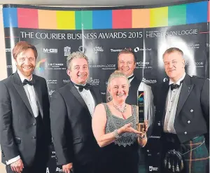  ?? Picture: Kim Cessford. ?? Henderson Loggie managing partner David Smith, left, celebrates with the team from 2015 Business of the Year winner, CXR Bioscience­s.