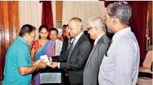  ??  ?? An employee is being awarded with a gold medal by Ports and Shipping and Southern Developmen­t Minister Sagala Ratnayaka with SLPA Chairman Kavan Ratnayaka, Managing Director Capt. Athula Hewawithar­ana, Human Resources Director P. Ranathunga and Human Resources Chief Manager Nirmal Fonseka also in the picture