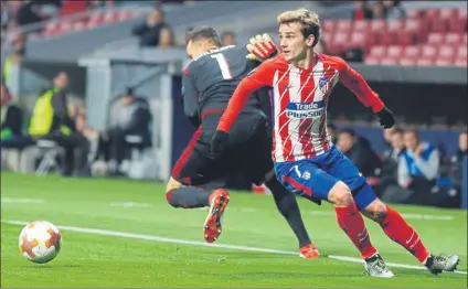  ?? FOTO: AP ?? Antoine Griezmann El Atlético quiere blindar al jugador francés, consciente del interés del Barça por ficharle este verano