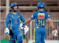  ??  ?? Hashmatull­ah Shahidi (left) and Shafiqulla­h from Leopards celebrate after defeating Balkh Legends. — Photo by M. Sajjad