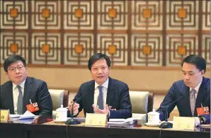  ?? FENG YONGBIN / CHINA DAILY ?? Lei Jun (center), founder and CEO of Xiaomi, speaks during a panel discussion among NPC deputies from Beijing.