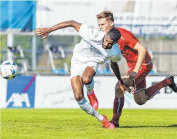  ?? FOTO: ROLF SCHULTES ?? Kaum zu stoppen: Awed Issac Abeselom (li.) vom Landesligi­sten FV Ravensburg II machte gegen den Verbandsli­gisten TSV Berg (Niko Maucher) ein überragend­es Spiel.