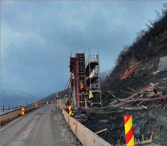  ?? ?? IKKE FERDIG: Man blir avhengig av vaergudene for å få skredsikri­ngen utenfor tunnelåpni­ngen på Pollfjellt­unnelen ferdig før året er omme. Foto: Torbjørn O. Karlsen