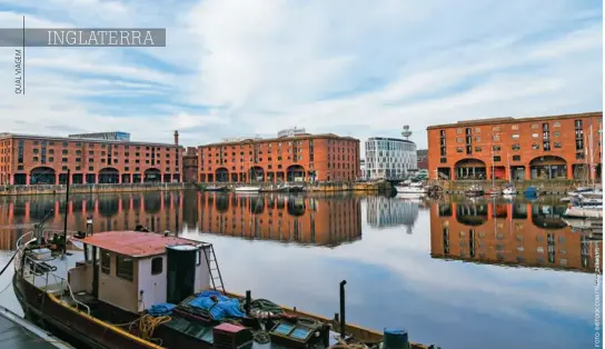  ??  ?? Acima, os antigos estaleiros Albert Dock do século 19, que são uma das principais atrações do Reino Unido. Na página ao lado, a Catedral de Liverpool que tem as mais altas torres e arcos góticos do mundo; e o ônibus colorido do Magical Mystery Tour que leva aos locais trilhados pelos Beatles em Liverpool.