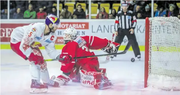  ?? BILD: SN/GEPA ?? Die Eishockey-Liga startet am Freitag vor Zuschauern – der Weg dorthin war aber ein Kraftakt. Im Bild: Thomas Raffl (l.) gegen David Madlener.