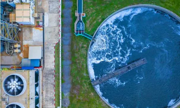  ?? [ISTOCK] ?? Aujourd’hui incinérées ou répandues dans la terre, les boues des stations d’épuration permettron­t bientôt de produire du combustibl­e « vert ».