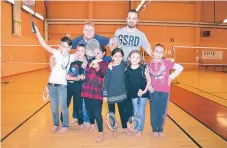  ?? FOTO: JONNY ANDERSSON ?? HÖSTLOVSSK­OJ. Elever från Kista Grundskola testade badminton under novemberlo­vet.
