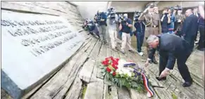  ??  ?? De toenmalige parlements­voorzitter Zeljko Reiner legde krans op 22 april 2016 bij het monument in Jasenovac. (Croatia, the War, and the Future)