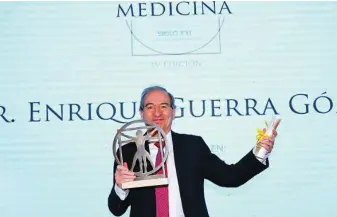  ??  ?? El doctor Enrique Guerra Gómez tras recoger el premio nacional de su especialid­ad