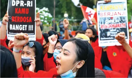  ?? DIPTA WAHYU/JAWA POS ?? SATU SUARA: Demonstran dari berbagai elemen buruh, mahasiswa, dan petani melakukan unjuk rasa di Jalan Gubernur Suryo, Surabaya, kemarin (20/10).