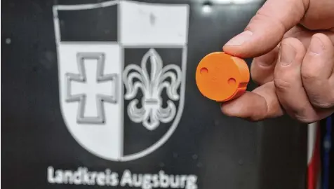  ?? Foto: Andreas Lode ?? Die Mülltonnen im Landkreis Augsburg werden mit einem Chip ausgestatt­et.