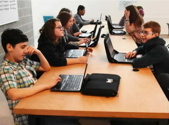  ?? FOTO IDH ?? Vaarwel schoolboek­en. In het Technisch Atheneum in Halle hebben de 51 leerlingen van het eerste middelbaar een laptop.