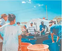  ??  ?? CON EL VIAJE DE HOY SON YA cuatro los que hacen los jóvenes cucuteños para llevar agua las rancherías de Manaure y Rioacha en La Guajira.