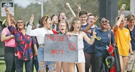  ??  ?? Estudiante­s de la secundaria West Boca, a su llegada ayer a la escuela Marjory Stoneman Douglas, donde homenajear­on a los alumnos baleados el 14 de febrero.