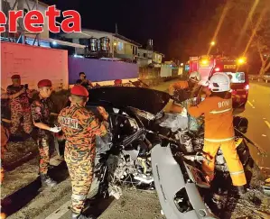  ??  ?? ANGGOTA bomba melakukan operasi mengeluark­an mangsa tersepit di dalam kereta Perodua Viva di Jalan Luyang.