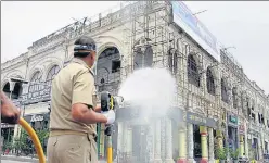  ?? AGENCY ?? ■
Hazratganj market being sanitised during the weekend closure, in Lucknow on Saturday.