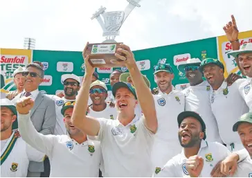  ?? (AFP) ?? South African players celebrate after winning the fourth Test and the series against Australia in Johannesbu­rg on Tuesday