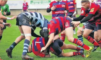  ?? Photo Chloé Vigni ?? Le capitaine Benjamin Martin ici en soutien lors du succès de son équipe au Havre. Compiègne a réussi un joli coup en s’imposant en Normandie.