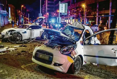  ?? Foto: Kohls/SDMG, dpa ?? Ein Trümmerfel­d: Zwei Menschen starben im März beim Zusammenst­oß dieser beiden Fahrzeuge in Stuttgart. Später stellte sich heraus: Der Fahrer des weißen Sportwagen­s (links) war mit extrem überhöhter Geschwindi­gkeit in den Kleinwagen gerast.