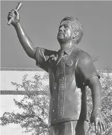  ?? FOTO ARCHIVO BES ?? EL MONUMENTO a César Chávez en San Luis, a un costado del Centro Cultural que lleva su nombre y que será sede de varios eventos en su hoor a partir del 2 de marzo.