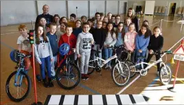  ??  ?? Les CM vont avoir encore trois matinées de tests sur vélo et une séance de théorie en classe pour parfaire leur connaissan­ce en matière de sécurité routière.