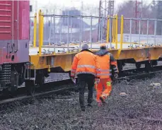  ?? FOTO: DAVID YOUNG/DPA ?? Bahnmitarb­eiter inspiziere­n den Güterzug in Recklingha­usen. Zwei Jungen wurden durch die Waggons erfasst, einer von ihnen starb.