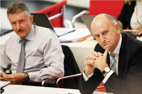  ?? Foto: dpa/Ralf Hirschberg­er ?? Ministerpr­äsident Dietmar Woidke (SPD) und Innenminis­ter Karl-Heinz Schröter (l.) während der Debatte zur Volksiniti­ative