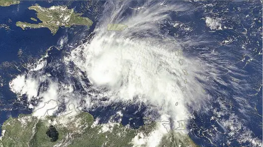  ??  ?? Curso. El huracán de categoría 5 se desplaza rápidament­e por el Caribe y afecta hasta cuatro países que han emitido distintas alertas.