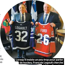  ??  ?? Lorsqu’il insiste un peu trop pour parler de hockey, François Legault cherche à faire diversion.