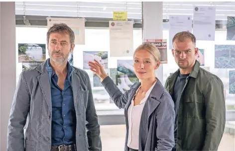  ?? FOTO: SAT 1/FELIX HOLLAND ?? Guido Broscheit (links), Sandra Borgmann und Eric Stehfest sind die Hauptdarst­eller der neuen Serie auf Sat.1.