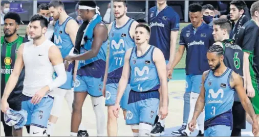  ??  ?? La plantilla del Estudiante­s se retira después de perder ante el Joventut (83-90) el 17 de marzo. Gentile, Delgado, Arteaga, Avramovic, Roberson...