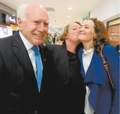  ??  ?? Former prime ministerJo­hn Howard campaigns with Liberal candidate for Mayo Georgina Downer at Victor Harbor on Wednesday.
