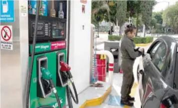  ?? | CUARTOSCUR­O ?? La liberación de precios de los combustibl­es ha disparado el precio de la gasolina.