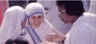  ??  ?? Mother Teresa of Calcutta, photograph­ed by Noli during her visit to the Philippine­s