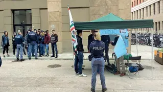  ??  ?? Gli agenti della polizia all’Ateneo di Novoli dopo la rissa tra studenti di sinistra e di destra