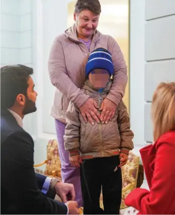  ?? ?? ►Niño ucraniano junto a su abuela y la comisionad­a rusa para los Derechos del Niño.