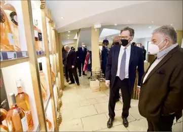  ?? (Photos Clément Tiberghien) ?? Renaud Muselier a été accueilli par Éric Pastorino à la maison des vins des Arcs.