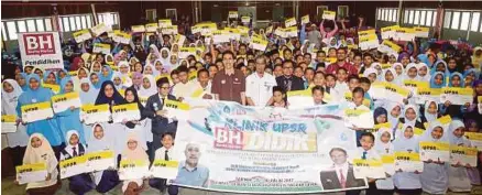  ?? [FOTO L MANIMARAN/BH] ?? Azuan (tengah) bersama-sama peserta Klinik UPSR BH peringkat PPD Hulu Perak di Dewan Serbaguna Majlis Daerah Gerik, baru-baru ini.