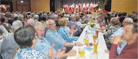  ?? FOTO: ANNETTE RÖSLER ?? Ein Begriff in der Region und ein Garant für eine volle Halle: Peter Schad und seine Oberschwäb­ischen Dorfmusika­nten.