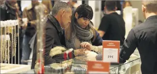  ??  ?? Même au cours des dernières journées qui précèdent le réveillon, si la clientèle du Printemps vient faire ses achats à la dernière minute, c’est parce qu’elle sait, assure le directeur, Stéphane Pinilla, qu’elle trouvera son bonheur dans les rayons.