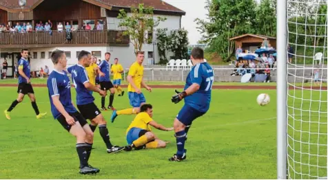  ?? Foto: Dieter Mack ?? Schlusslic­ht Wemding (in Violett) war gegen Meister Holzkirche­n klar unterlegen. Der SVH schoss neun Tore und feierte mit den Fans am Ende den Titel.