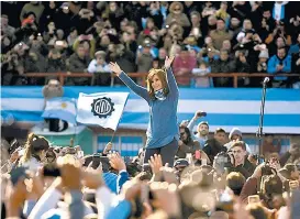  ??  ?? Cristina Fernández fustigó en un estadio las medidas neoliberal­es.