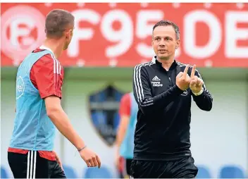  ?? FOTO: CHRISTOF WOLFF ?? Trainer Christian Preußer hat versucht, seine Ideen bestmöglic­h den Spielern zu vermitteln und sie gut auf das Spiel am Sonntag in Sandhausen vorzuberei­ten.