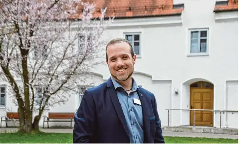  ?? Foto: Andreas Schopf ?? Hat wieder gut lachen: Spitalleit­er Markus Moll kann sich über eine gute finanziell­e Situation der Gundelfing­er Stiftung freuen. Das derzeit laufende Jubiläumsj­ahr hat für ihn eine besondere Bedeutung. „Ich sehe es als so etwas wie die feierliche Überwindun­g der Krise“, sagt er.