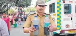  ?? RISHIKESH CHOUDHARY/HT ?? A policeman with liquid samples from the drainage line and the well in Kalyan. (Right) Four of the five people who drowned in the well on Thursday.