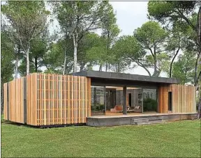  ??  ?? Ces habitation­s économes peuvent être montées en deux semaines.