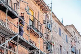  ?? EFE ?? Un obrero de la construcci­ón trabaja sobre un andamio en una calle de Toledo.